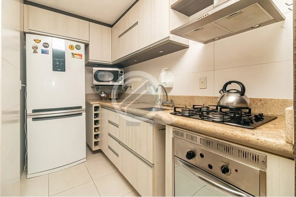 Imagem Apartamento amplo em andar alto com vista permanente e panorâmica da cidade, em rua arborizada e tr...