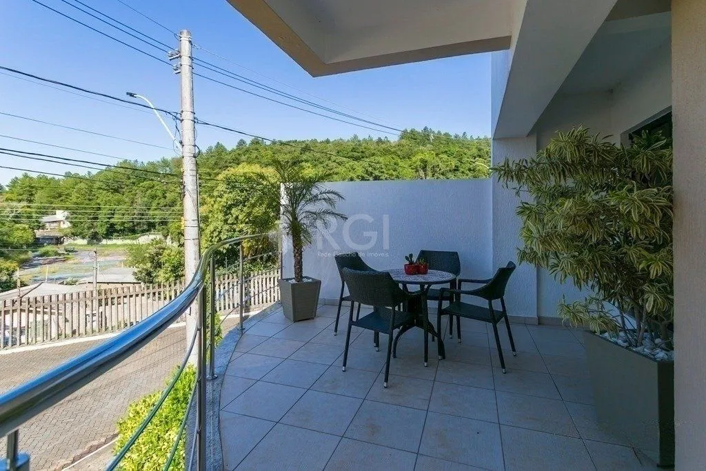 Imagem Excelente casa em condomínio com 3 suítes, piscina e 3 vagas de garagem