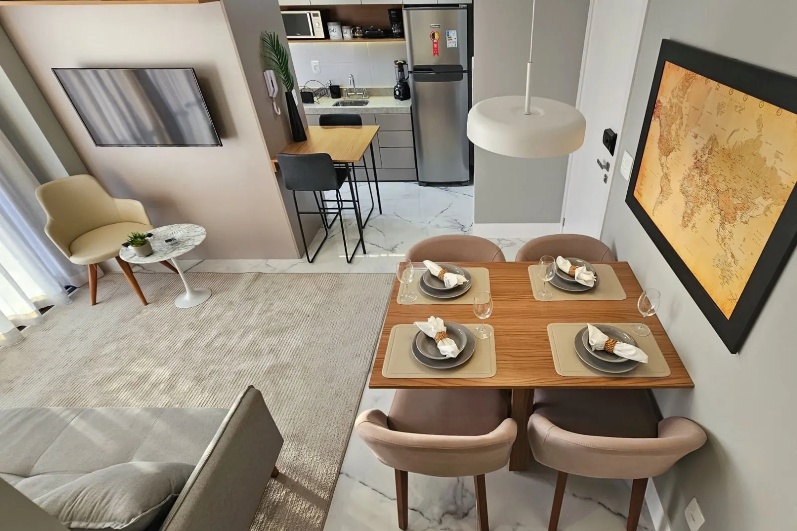 Imagem Apartamento completamente mobiliado e decorado, sacada, churrasqueira e vaga, com vista!