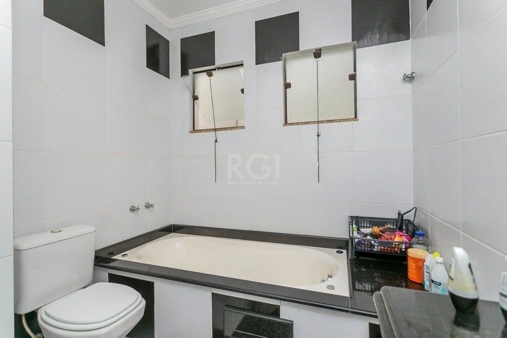 Imagem Excelente casa em condomínio com 3 suítes, piscina e 3 vagas de garagem