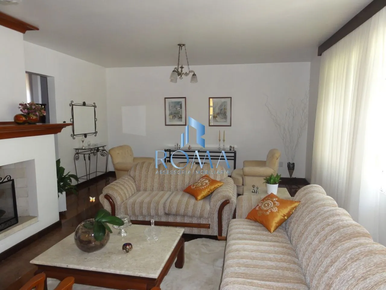 Imagem Casa à Venda no Centro de Santa Maria com 5 Dormitórios, Piscina e Salão de Fest