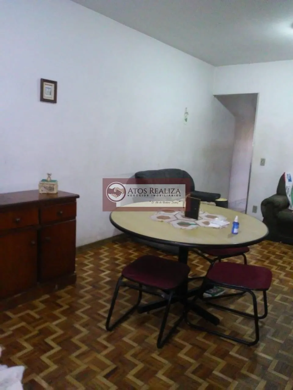 Imagem Oportunidade de um bom investimento. Vendo Sobrado de 180m² no Jardim Império, com 3 Dormitorios, sendo 1 Suíte, 2 Salas, Cozinha, 3 banheiros, 2 vagas de garagem cobertas, + uma pequena edícula. Valor R$ 600k, Agende uma visita e confira.