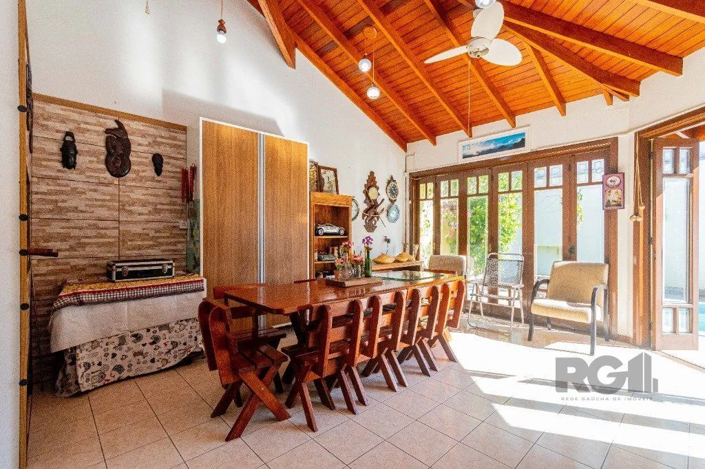 Imagem Casa de 4 dormitórios 304m² no bairro Jardim Lindóia