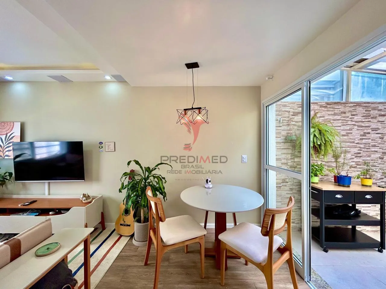 Imagem VENDO CASA DE CONDOMINIO FECHADO, 2 VAGAS DE GARAGEM, 2 DORMITÓRIOS, CHURRASQUEIRA
