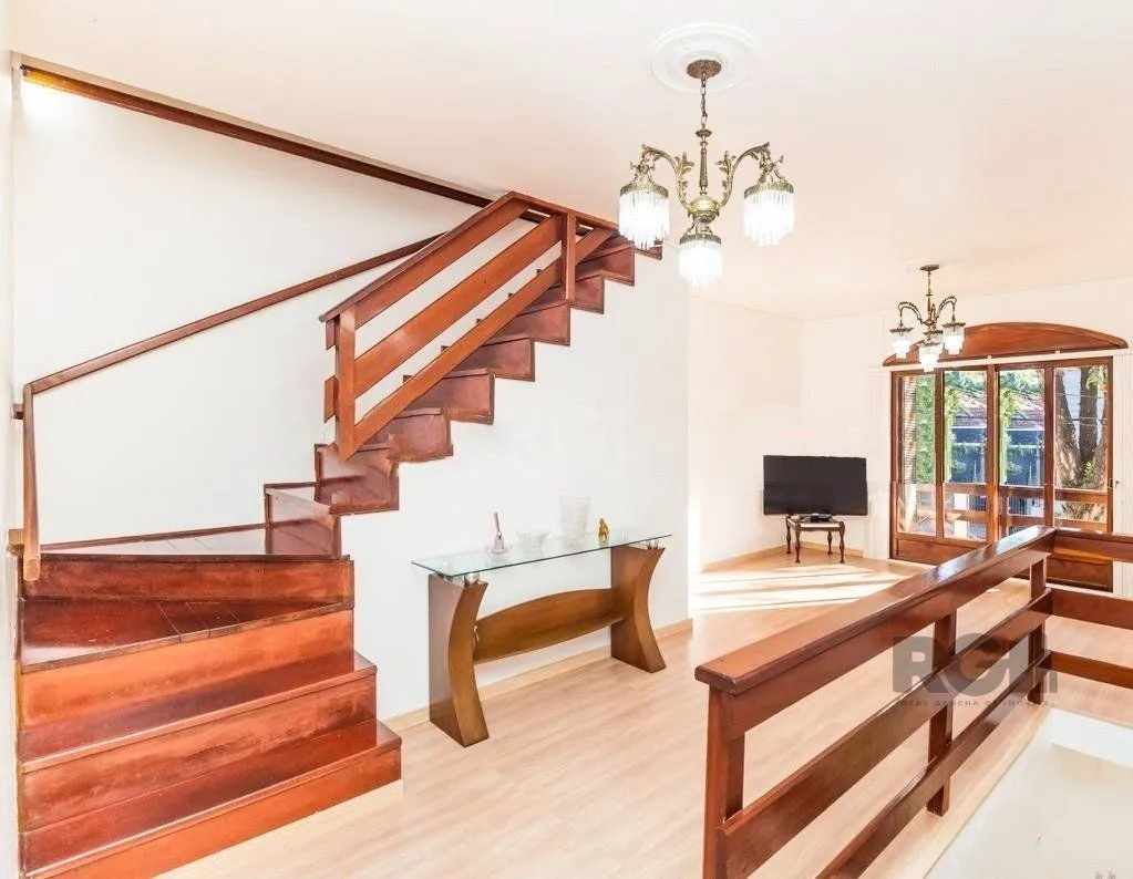 Imagem Casa de 266m² - 5 dormitórios, 5 vagas no bairro São João