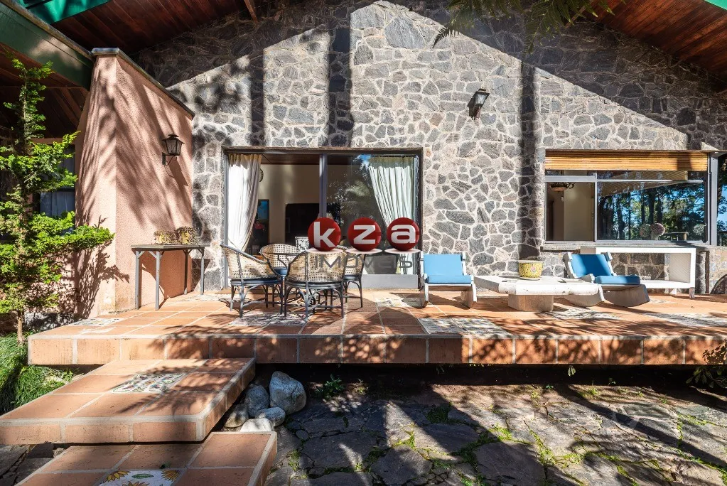 Imagem Imóvel de luxo à venda em Campos do Jordão-SP: Casa com 6 quartos, 4 suítes, 3 salas e 8 banheiros no bairro Toriba