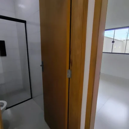 Imagem Casa De 2/4 Com Suite Om Quintal Grande E Otimo Acabamento No Parque Montreal