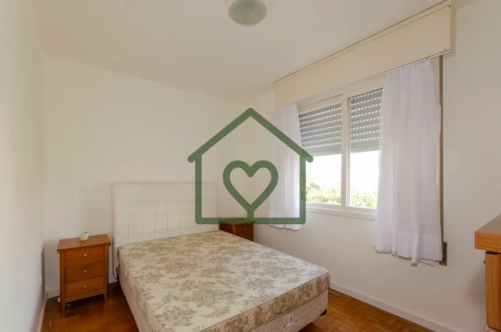 Imagem Apartamento de dois dormitórios no bairro Petrópolis, com sala de estar e jantar integradas e vent...