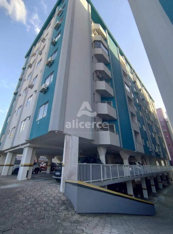 Imagem Apartamento Recém reformado, semi mobiliado 2 Dormitórios , elevador, piscina, Barreiros, São José/SC