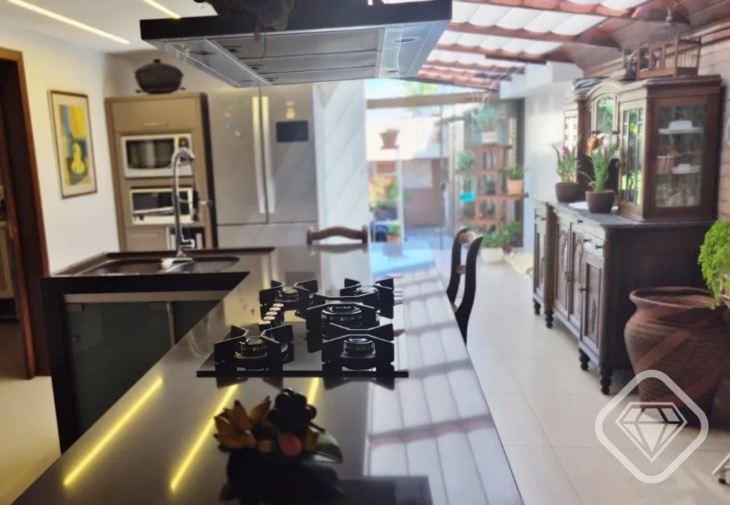 Imagem Casa em dois terrenos no bairro Guarujá, localizada em rua silenciosa, com excelente orientação s...