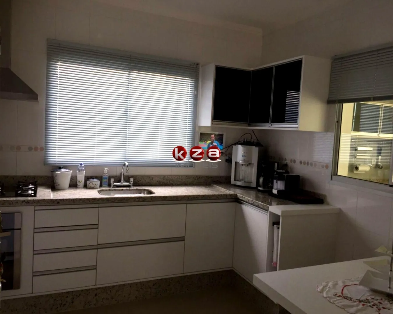 Imagem Casa de luxo em condomínio: 4 quartos, 3 suítes, 2 salas e 230m² em Valinhos-SP. Venha conferir!