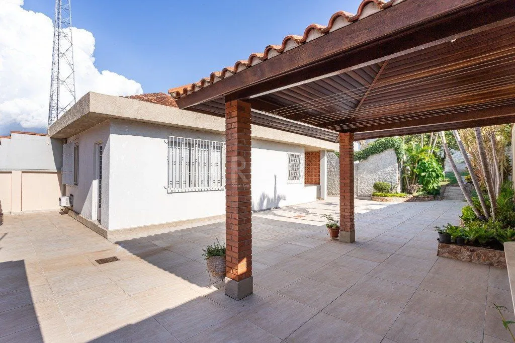 Imagem Casa sobrado no Partenon de 3 dormitórios e amplo pátio