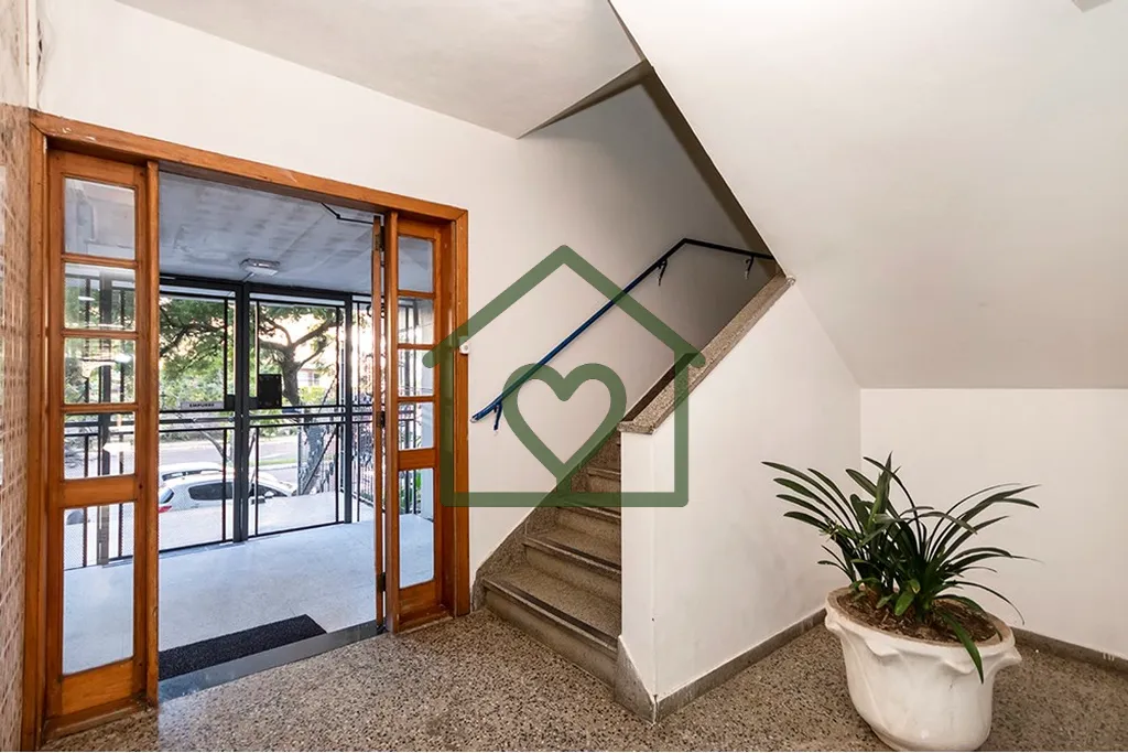 Imagem Descubra o seu novo lar em Porto Alegre, RS! Este charmoso apartamento localizado na Av. Princesa Is...