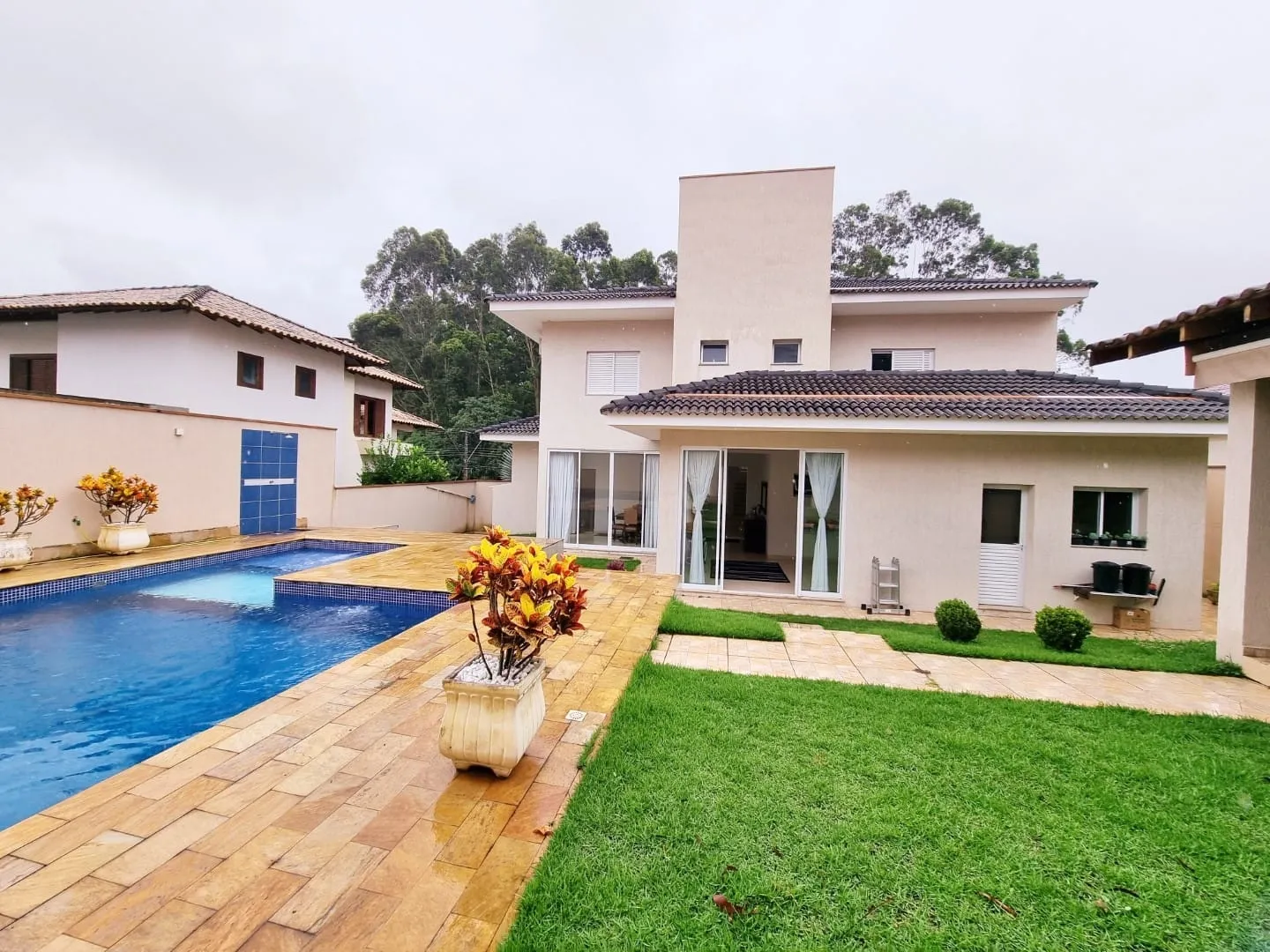 Imagem Casa à venda e locação 3 Suites, 2 Vagas, 700M², Socorro, Pindamonhangaba - SP | COLONIAL VILLAGE