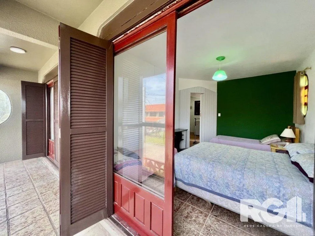 Imagem Casa ampla com pátio e 5 dormitórios, localizada no Centro de Imbé, a 200 metros do Mar.