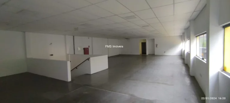 Imagem Galpão com 3600m² em Taboão da Serra - SP