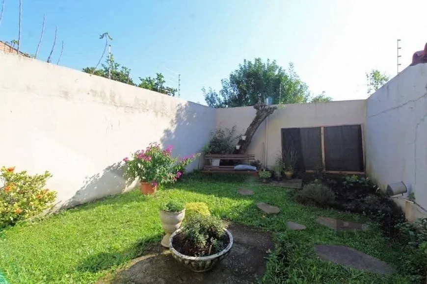 Imagem Ampla casa de 175 m² com 3 dormitórios e 3 vagas de garagem
