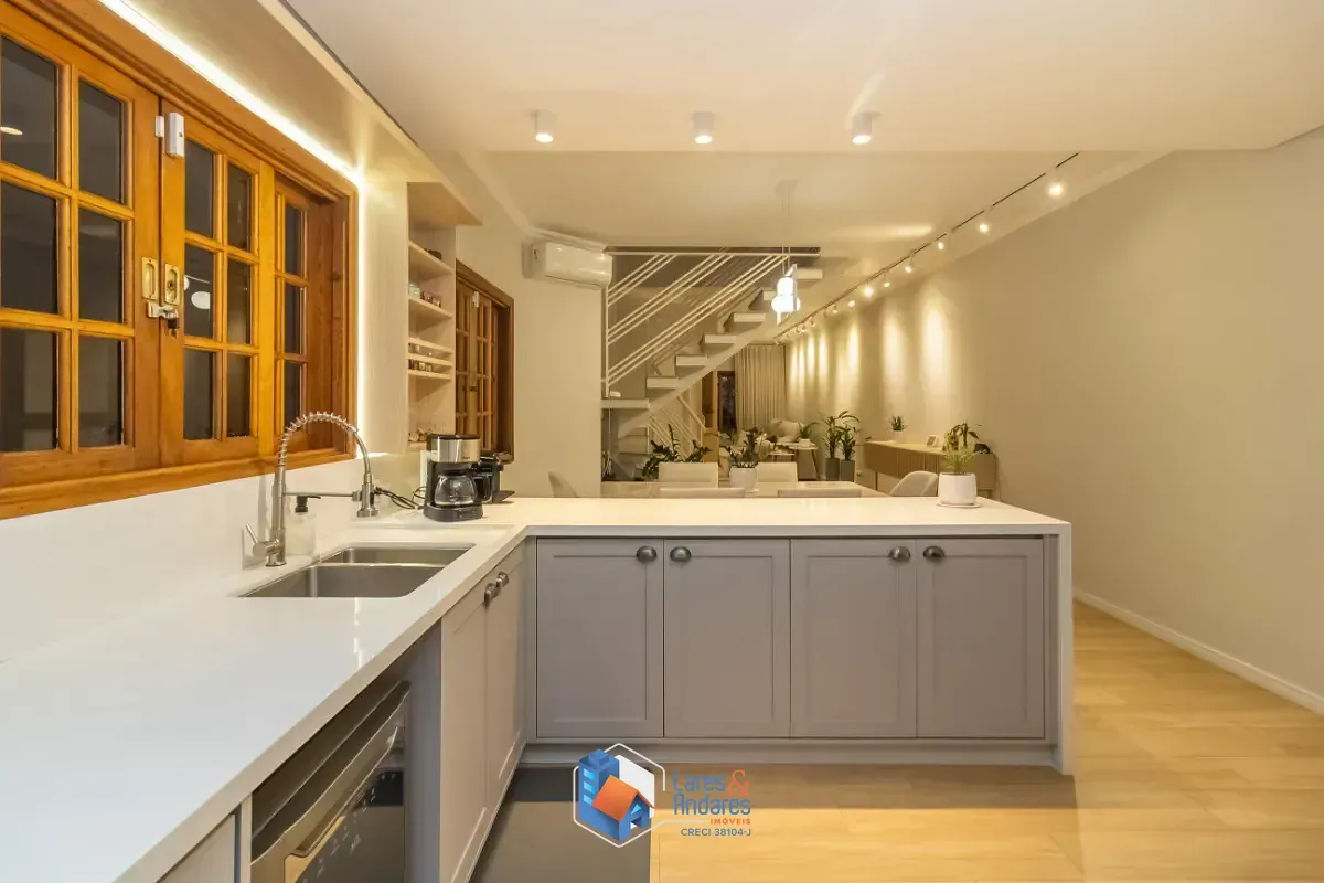 Imagem Sobrado para venda em Santa Teresinha com 3 quartos, sendo 3 suítes, 185m²
