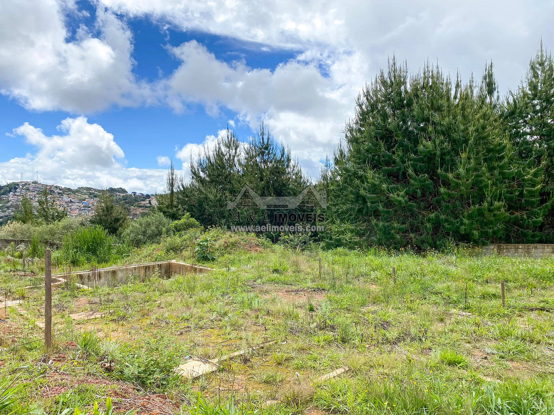 Imagem Terreno à venda em Campos do Jordão - Com uma bela vista e 2.055 m2