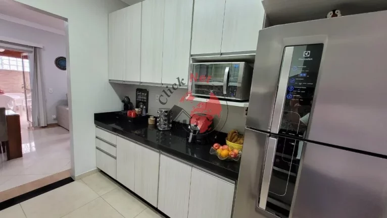 Imagem Lindo sobrado à venda, reformado recentemente e pronto para morar no bairro Demarchi, São Bernardo do Campo com 3 dormitórios, sendo 1 suíte, 2 vagas, 100 m².