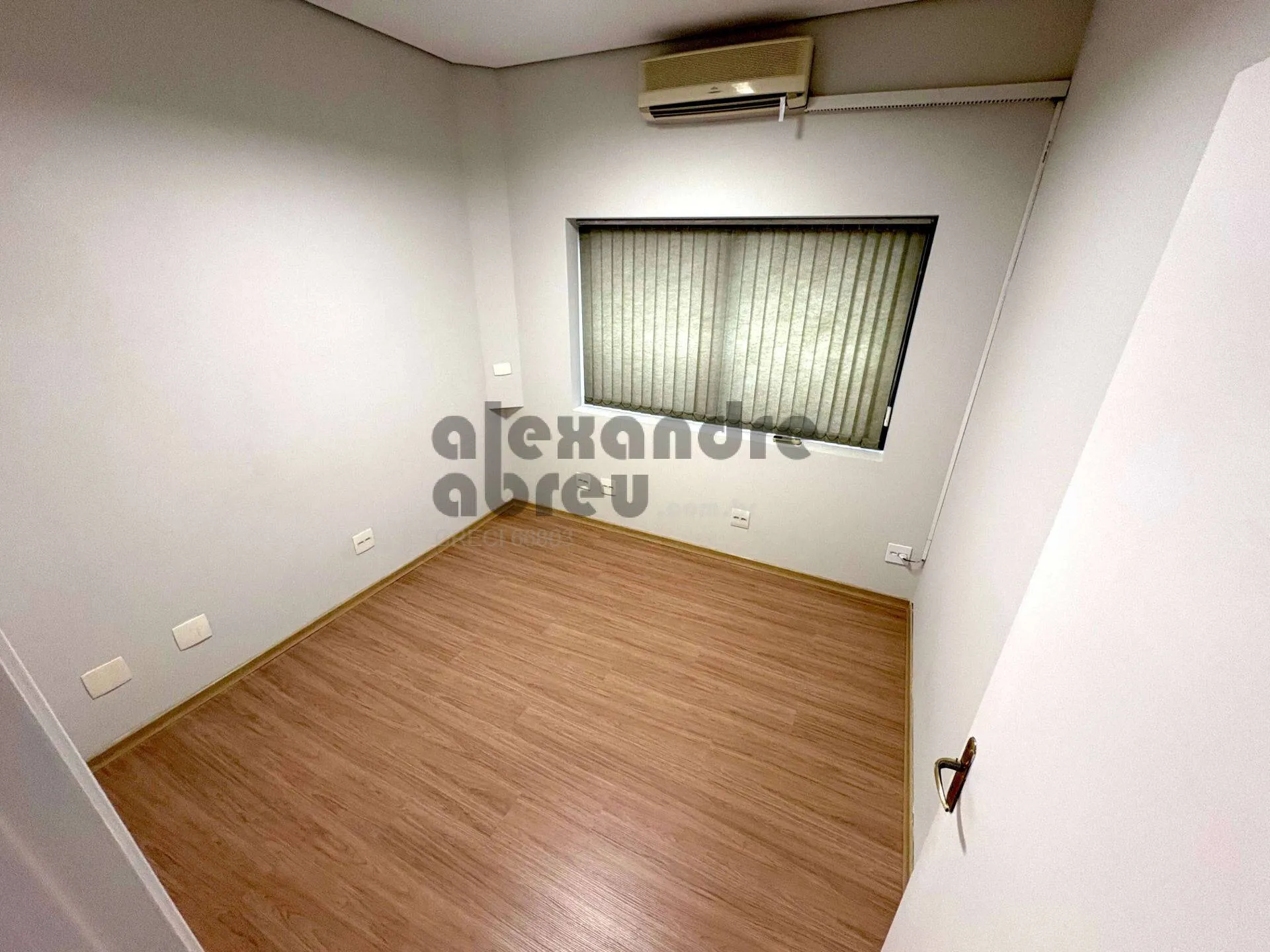 Imagem Aluga-se escritório comercial de 30 m² com 2 salas em Edifício no Morumbi