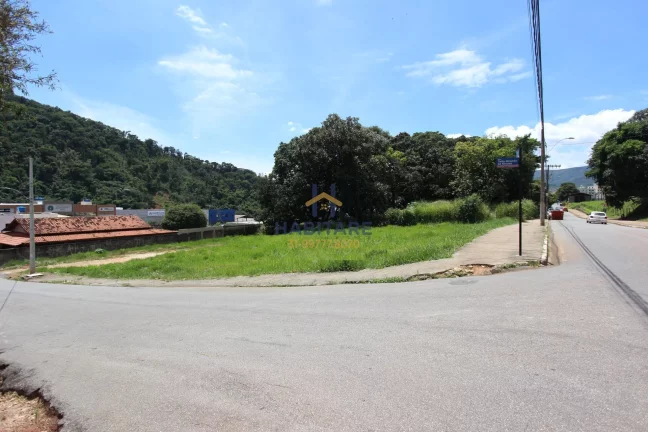 Imagem Terreno de esquina com 1.572 m2 no centro de Ibirité