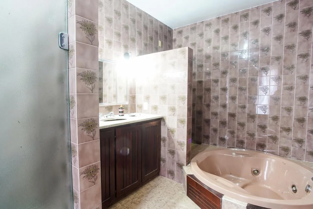 Imagem Casa com 300m², localizada na zona sul de Porto Alegre, com lareira, piscina e 3 vagas de garagem cobertas.