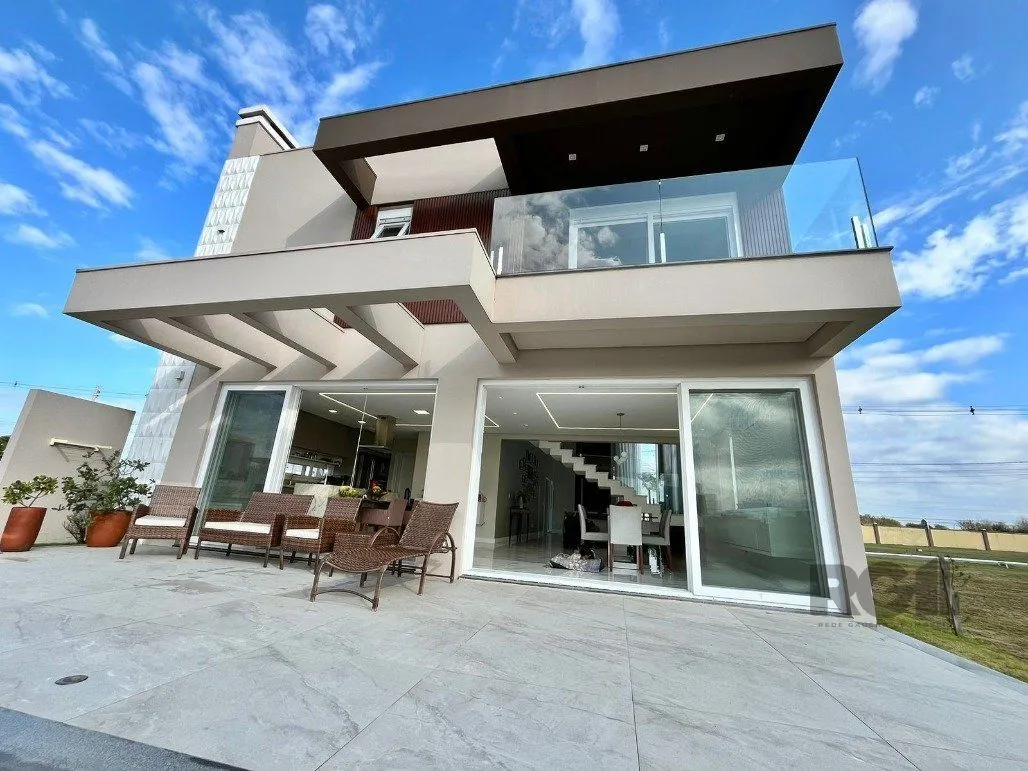Imagem Casa para Comprar com 3 Suítes em Lote Molhado no Península Ponta da Figueira