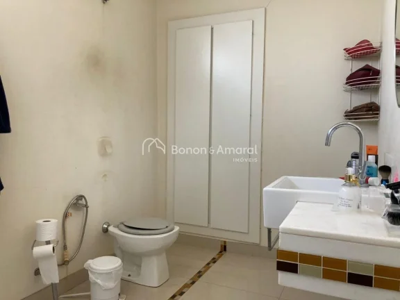 Imagem Localizado em uma torre única, este excelente apartamento oferece vista permanente para a charmosa ...