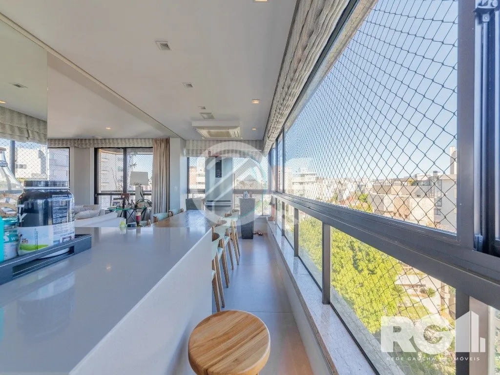 Imagem EXCLUSIVIDADE. Belíssimo apartamento com 245 m², mobiliado, com 3 suítes no bairro Moinhos de Ven...