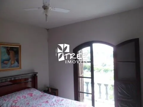 Imagem VENDA DE SOBRADO NO BARBOSAS, EM ARUJÁ/SP, 300m² com 3 quartos, suíte, varanda, quintal amplo e garagem coberta para 2 autos. CONSULTE-NOS.