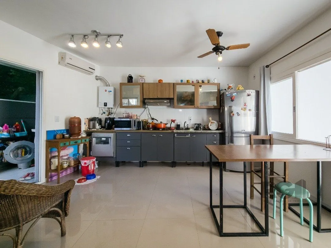 Imagem Living em dois ambientes com cozinha americana, lavabo, pátio, lavanderia. o3 dormitórios sendo 01 suíte, banheiro social e sótão. Duas vagas de garagem.