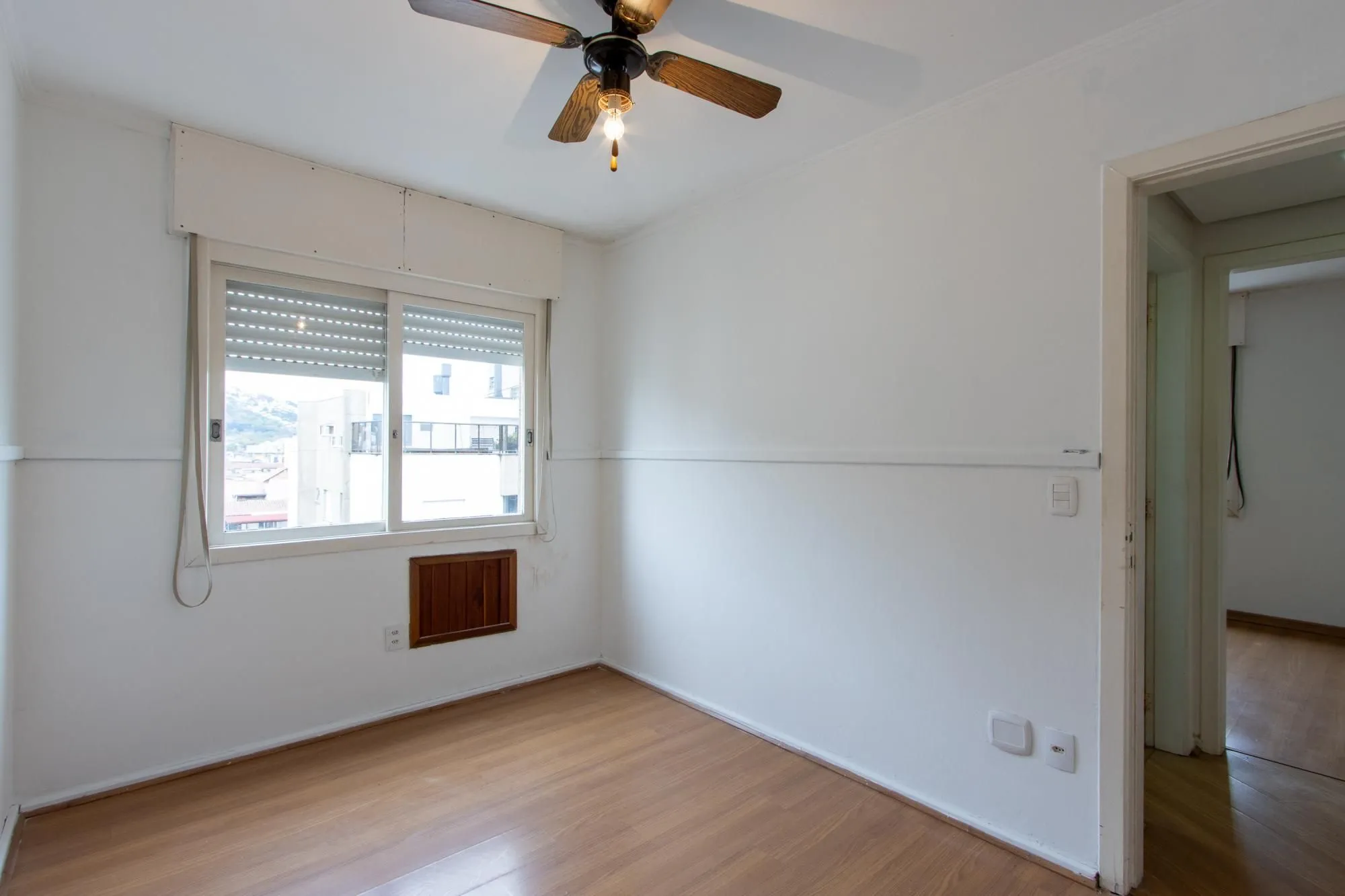 Imagem Cobertura com 137m², no Bairro Cristal, de 2 dormitórios, sento uma suíte, ampla sacada, churrasqueira, vista panorâmica, vaga coberta.