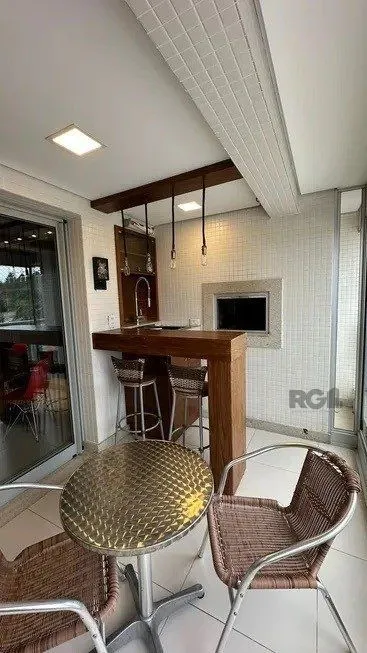 Imagem Apartamento 2 dormitórios, sendo 1 suíte, 77 m² de área privativa e 2 vaga(s) de garagem. Localizado na Rua Mario Antunes da Cunha, no bairro Petrópolis em Porto Alegre.