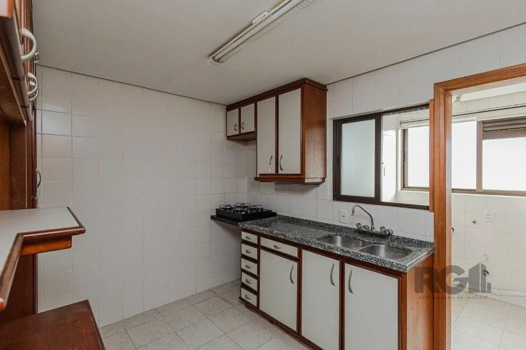 Imagem Vende-se excelente apartamento 3 quartos c/ suíte, 2 vagas, living com lareira, sacada e churrasqueira - 97m² - Auxiliadora