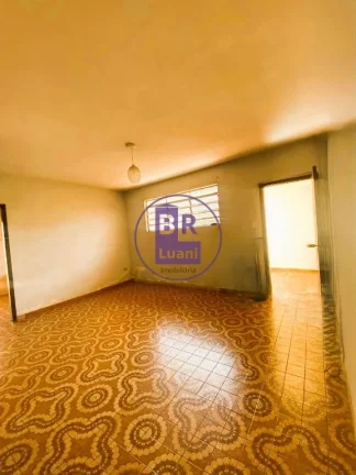 Imagem Casa térrea à venda com 12 quitinetes no fundo.