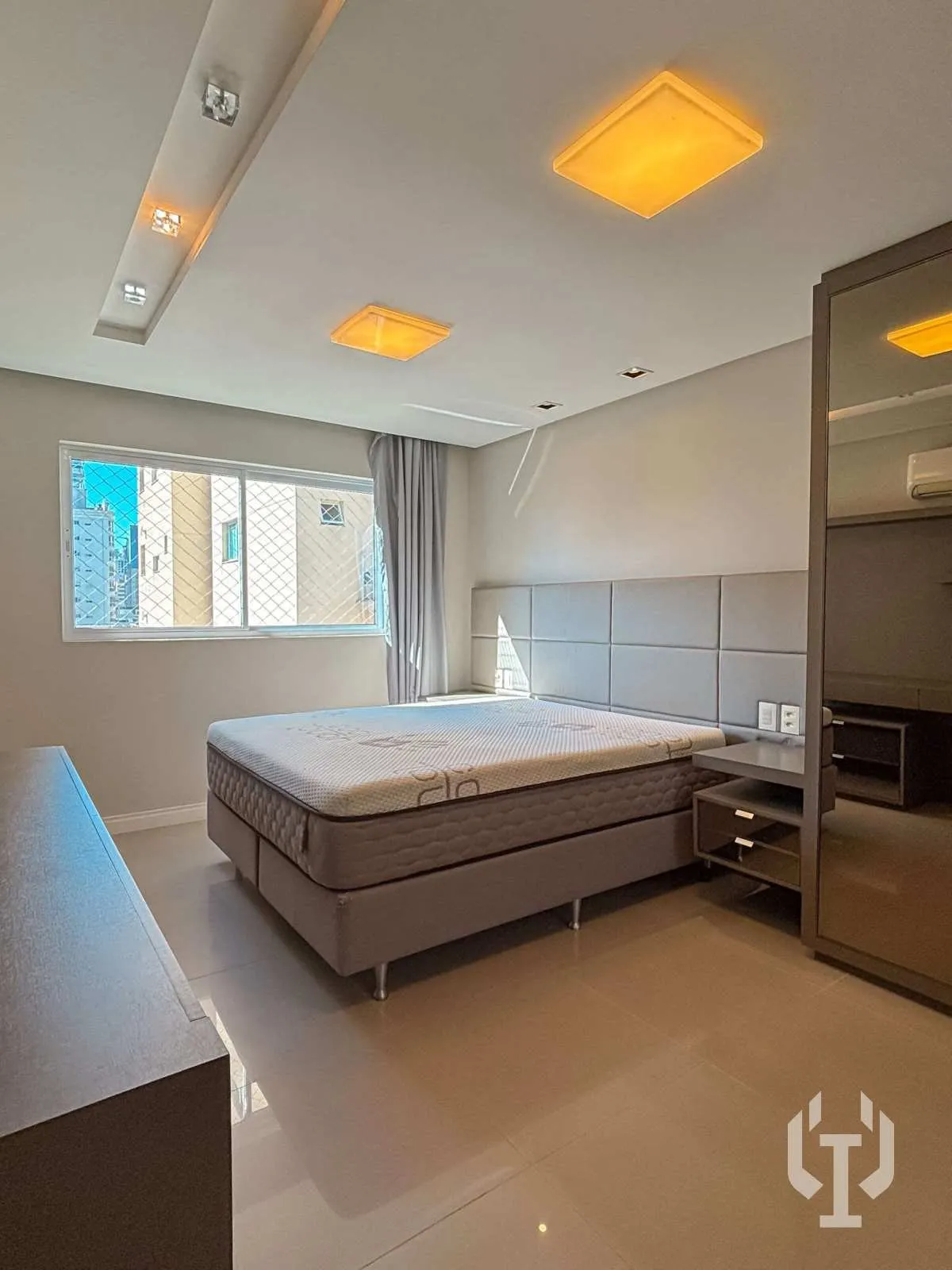Imagem Apartamento de 2 suítes e 2 vagas de garagem em Meia Praia
