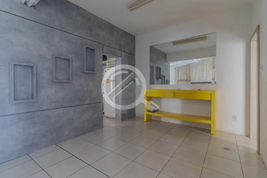 Imagem Sobrado três quartos com uma suíte, living, banheiro social, cozinha e pátio. O sobrado possui ar...