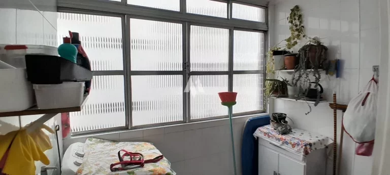 Imagem APARTAMENTO FRENTE NO BAIRRO EMBARÉ COM 3 QUARTOS (01 SUÍTE) + DEPENDÊNCIA COMPLETA, VISTA LIVRE, 01 QUADRA DA PRAIA.