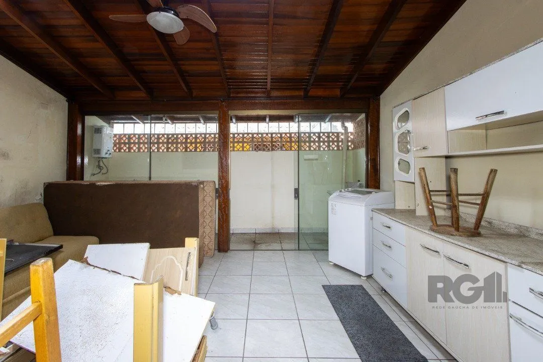 Imagem Casa em Condomínio na Zona Sul, no bairro Hípica, com 2 dormitórios, living para dois ambientes, cozinha mobiliada, lavabo