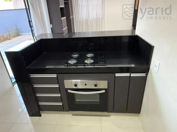 Imagem Casa em Condomínio à Venda em Localização Privilegiada: 3 Quartos, 1 Suíte, 3 Salas, 3 Banheiros, 4 Vagas de Garagem - 205,00 m².