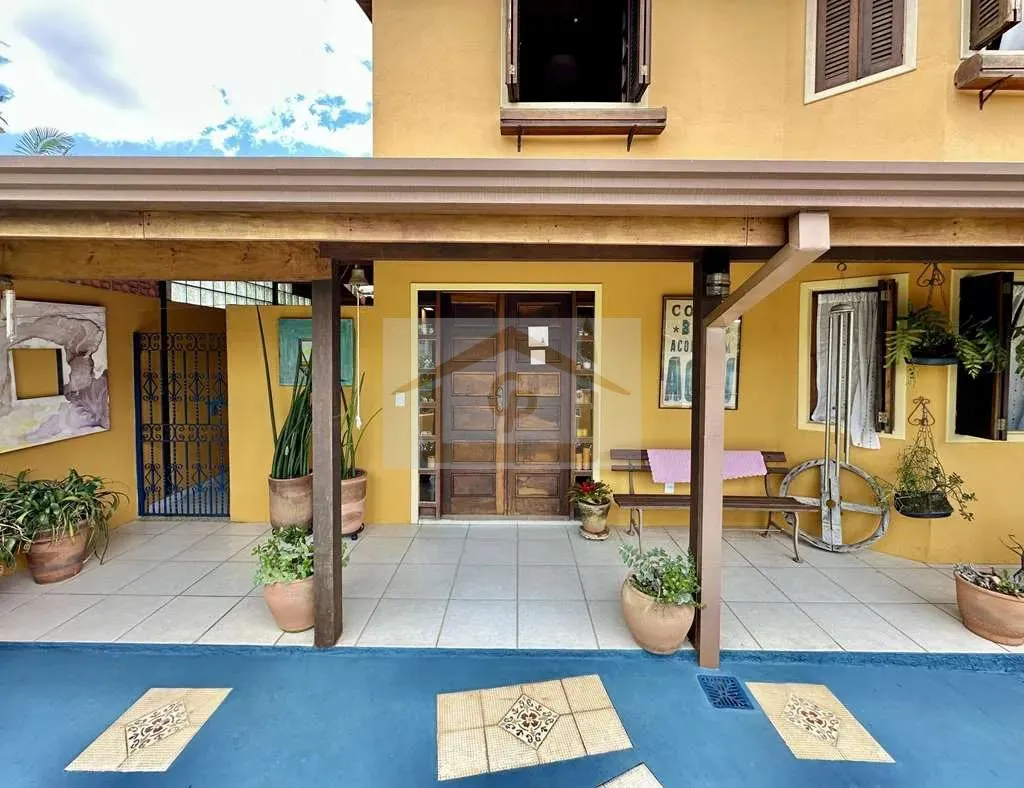 Imagem Rústica, avarandada, Mista alvenaria e madeira de lei, 3 dorms/1ste, gourmet, lareira!