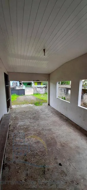 Imagem Vendo Terreno Esquina Itinha edificado com uma casa de Alvenaria