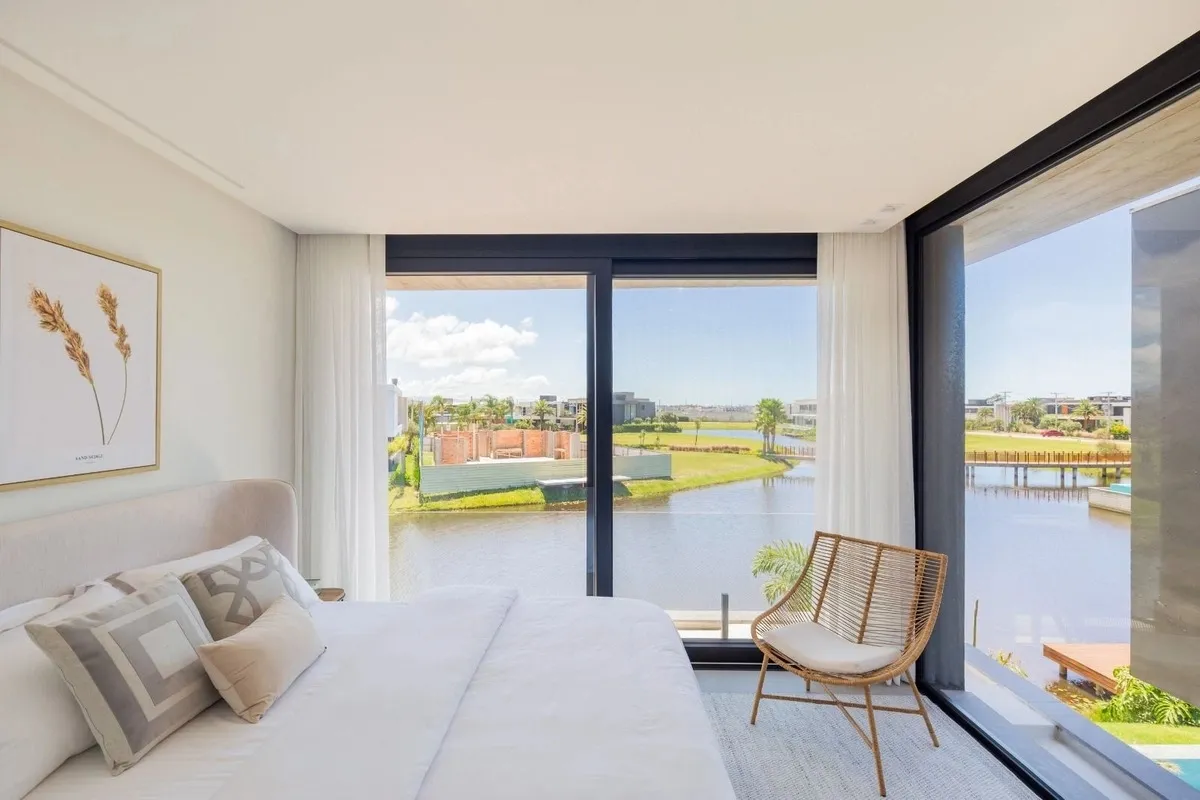 Imagem Sobrado beira Lago, mobiliado e decorado com 06 suítes