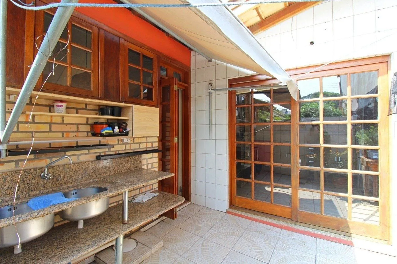 Imagem Casa de 3 dormitórios a venda no bairro Guarujá, Porto Alegre