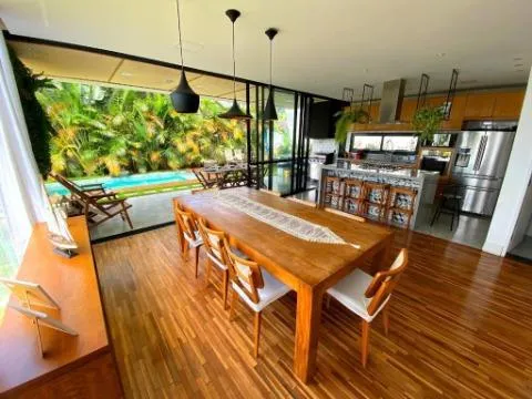 Imagem VENDA E LOCAÇÃO DE CASA NO CONDOMÍNIO REAL PARK, EM ARUJÁ/SP, 390m² com 3 suítes, piscina aquecida, 04 salas e garagem para 04 autos. CONSULTE-NOS