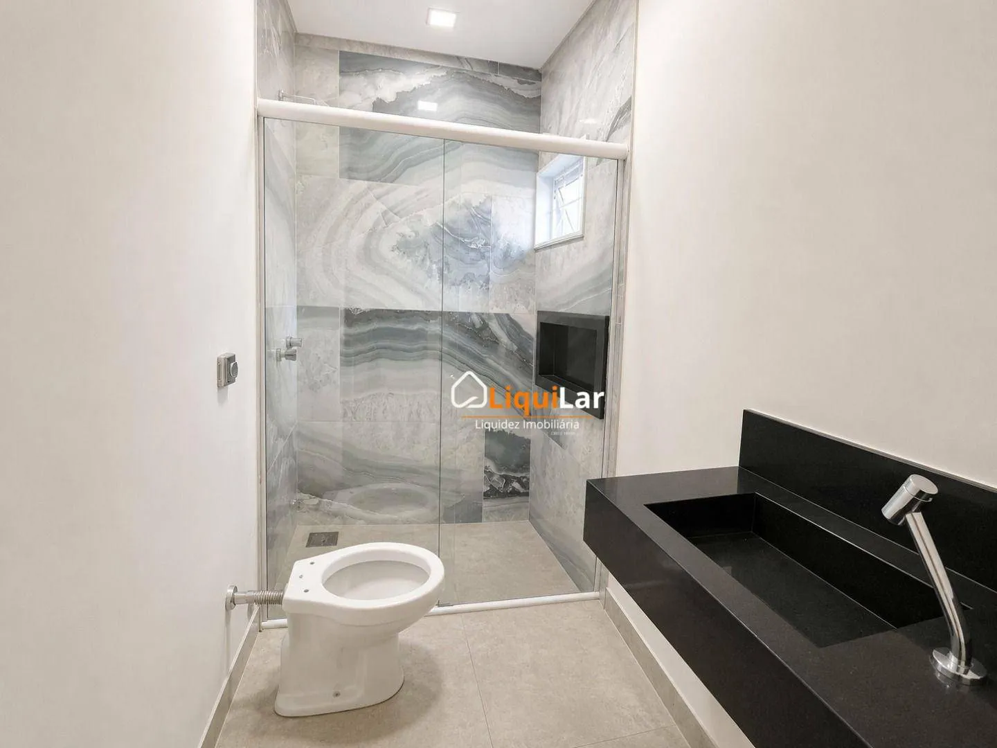 Imagem Casa à Venda no Residencial Carlota I com 3 Quartos, Suíte, Área Gourmet e Condomínio Exclusivo