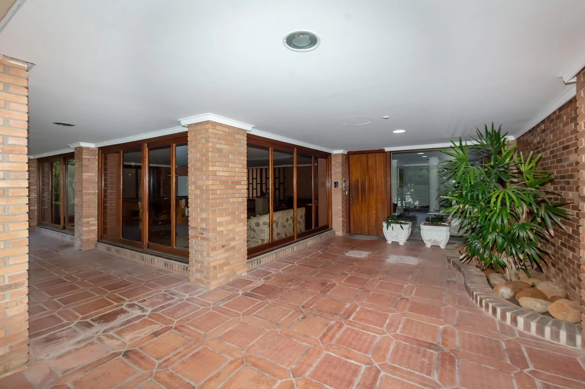 Imagem VENDA AMPLO APARTAMENTO RUA CALMA