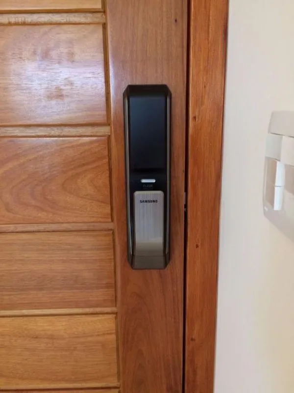 Imagem Luxuosa Casa em Condomínio: 4 Quartos, 4 Suítes, 3 Salas e 620m² em Valinhos-SP, Condomínio Zurich Dorf
