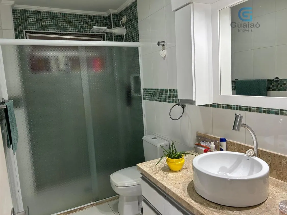 Imagem Vendo Amplo Apartamento 03 dormitórios, 01 Suíte, Dependência de Serviço Completa e Garagem demarcada, Frente para a rua, no Boqueirão, Santos